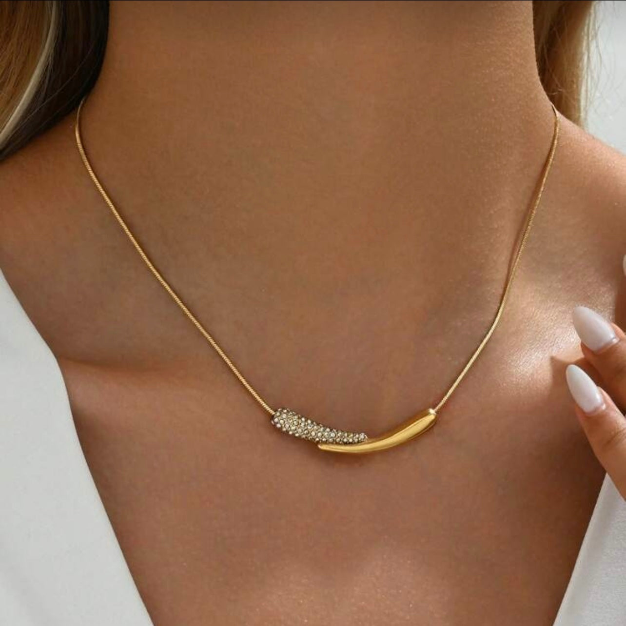 Minimal Crystal Curve Necklace – 18K Gold Plated Stainless Steel