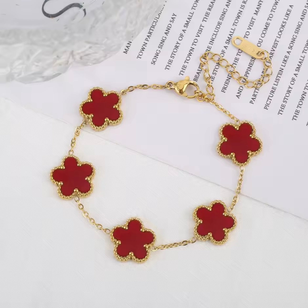 Red Clover Charm Bracelet – 18K Gold Plated Stainless Steel