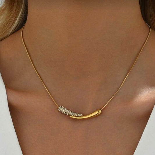 Minimal Crystal Curve Necklace – 18K Gold Plated Stainless Steel