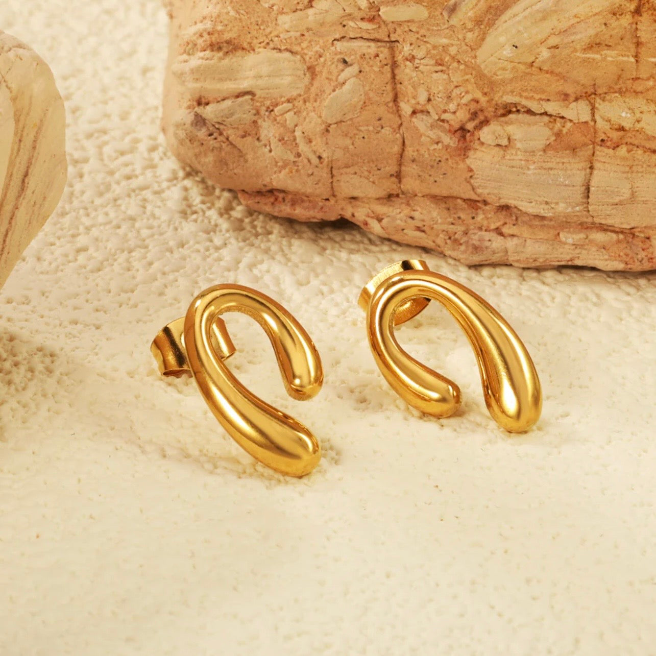 Minimalist Gold Curve Stud Earrings – 18K Gold Plated Stainless Steel