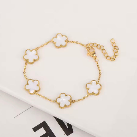 White Clover Flower Bracelet – 18K Gold Plated Stainless Steel (Adjustable)
