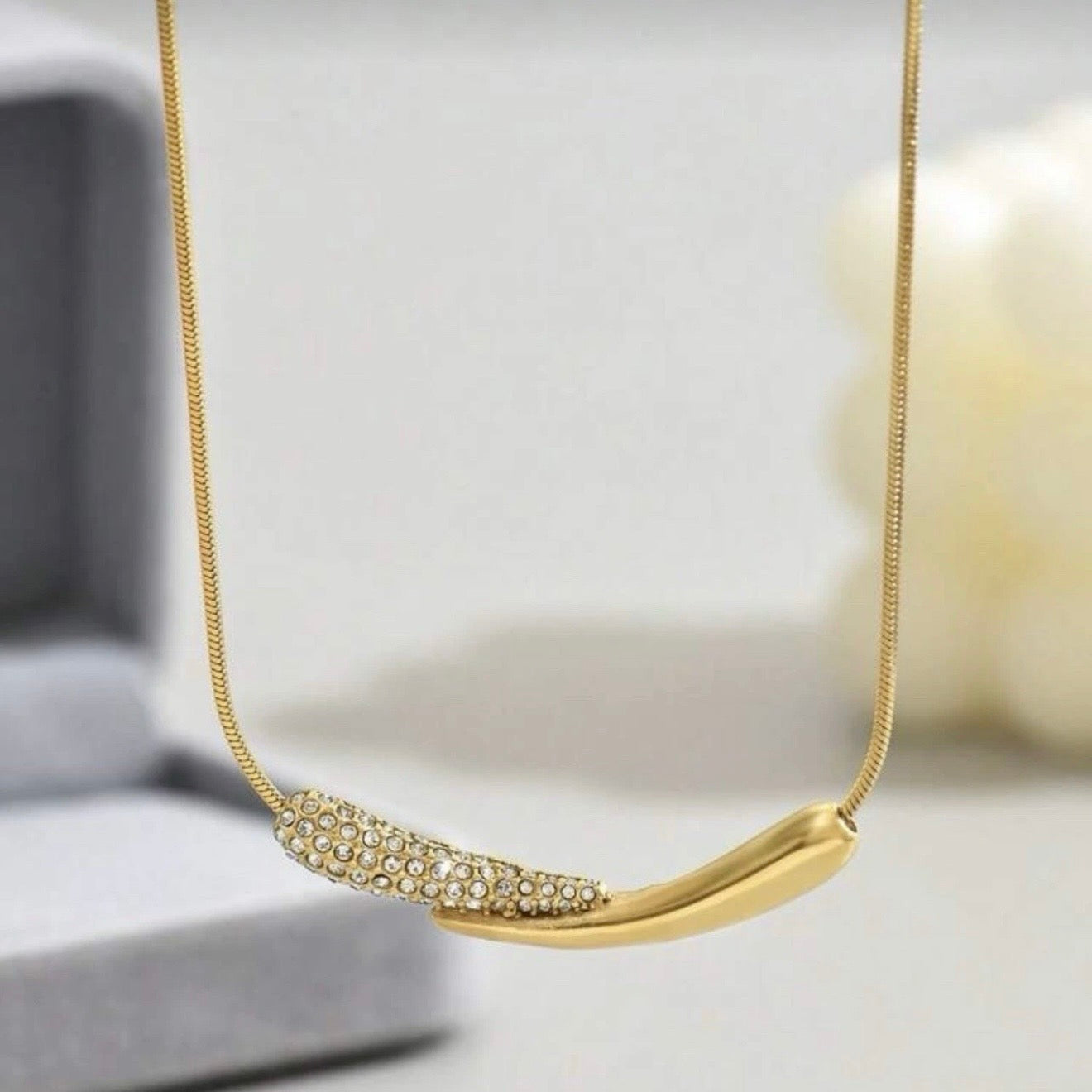 Minimal Crystal Curve Necklace – 18K Gold Plated Stainless Steel