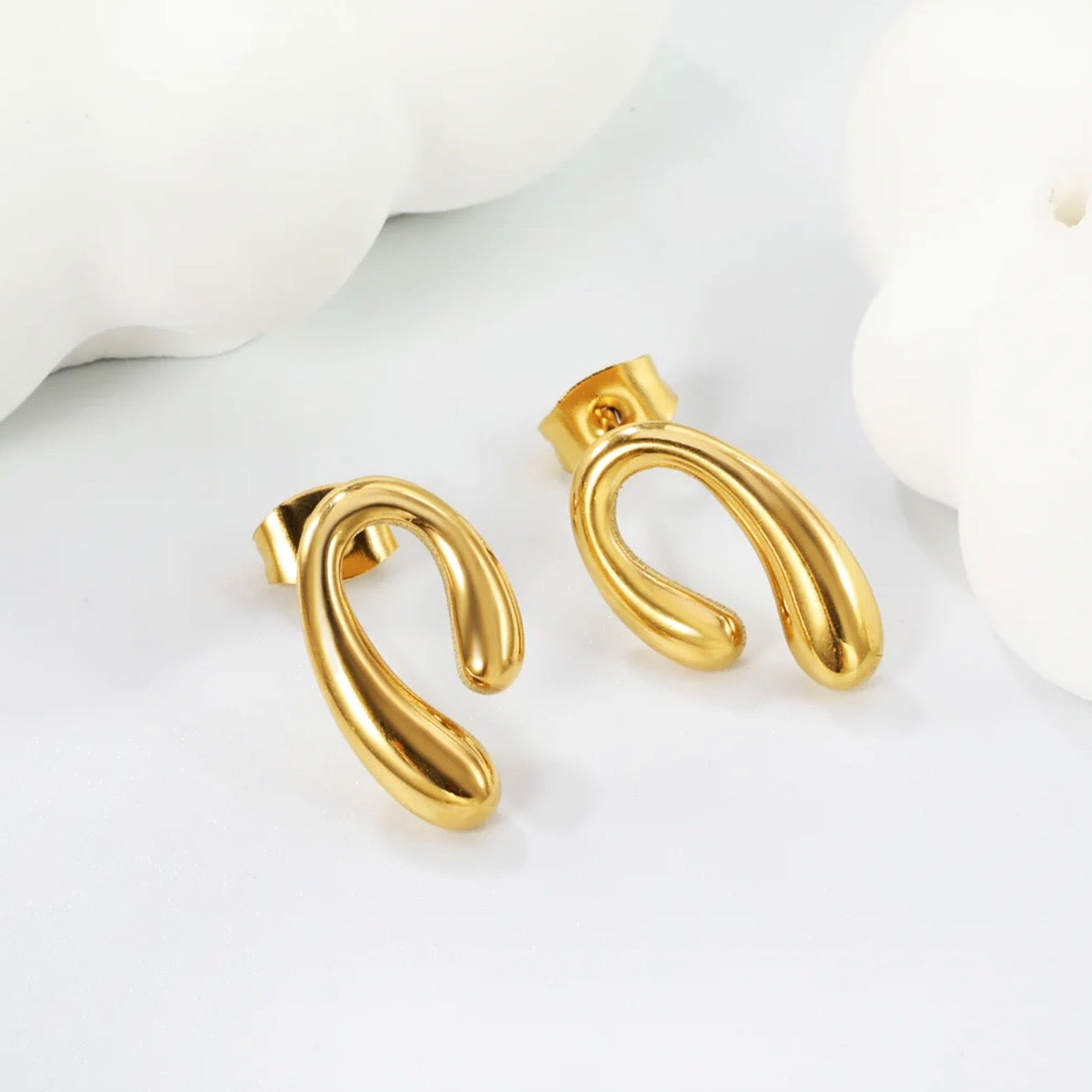 Minimalist Gold Curve Stud Earrings – 18K Gold Plated Stainless Steel