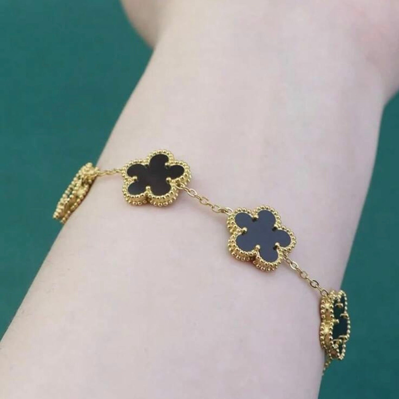 Black Clover Flower Bracelet – 18K Gold Plated Stainless Steel (Adjustable)