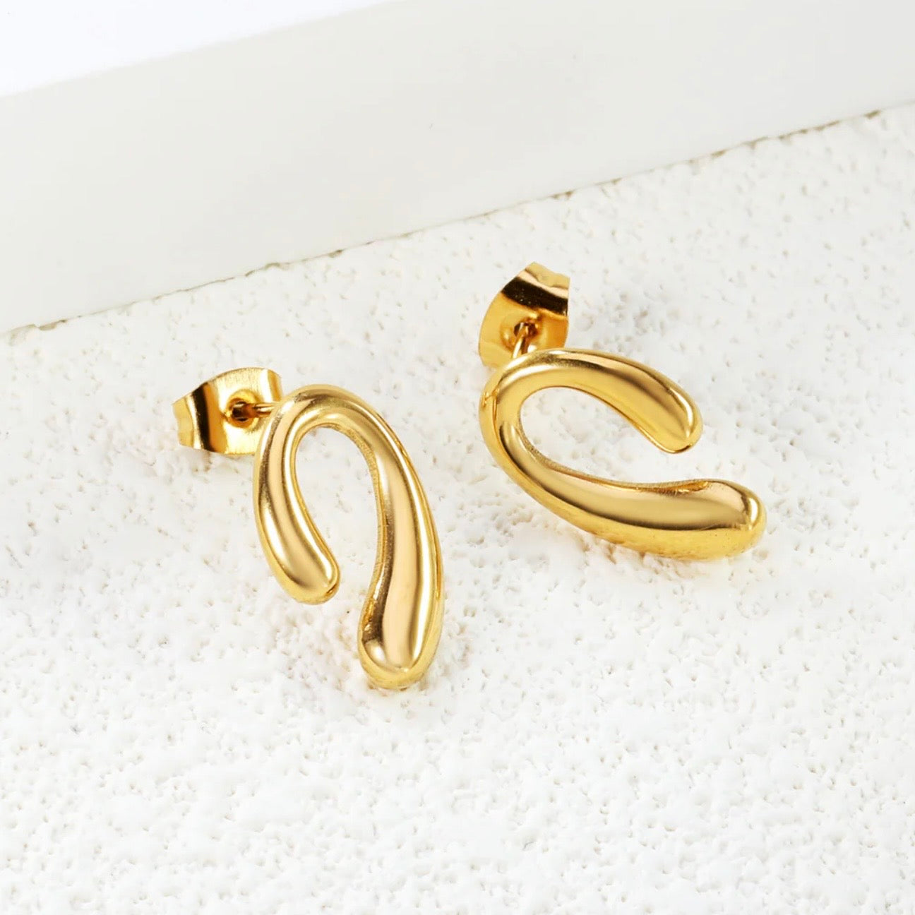 Minimalist Gold Curve Stud Earrings – 18K Gold Plated Stainless Steel